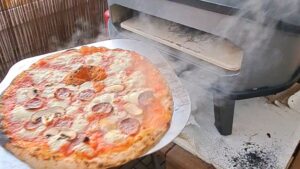 Mehr über den Artikel erfahren Holz oder Gas? Welcher Pizzaofen passt zu dir!
