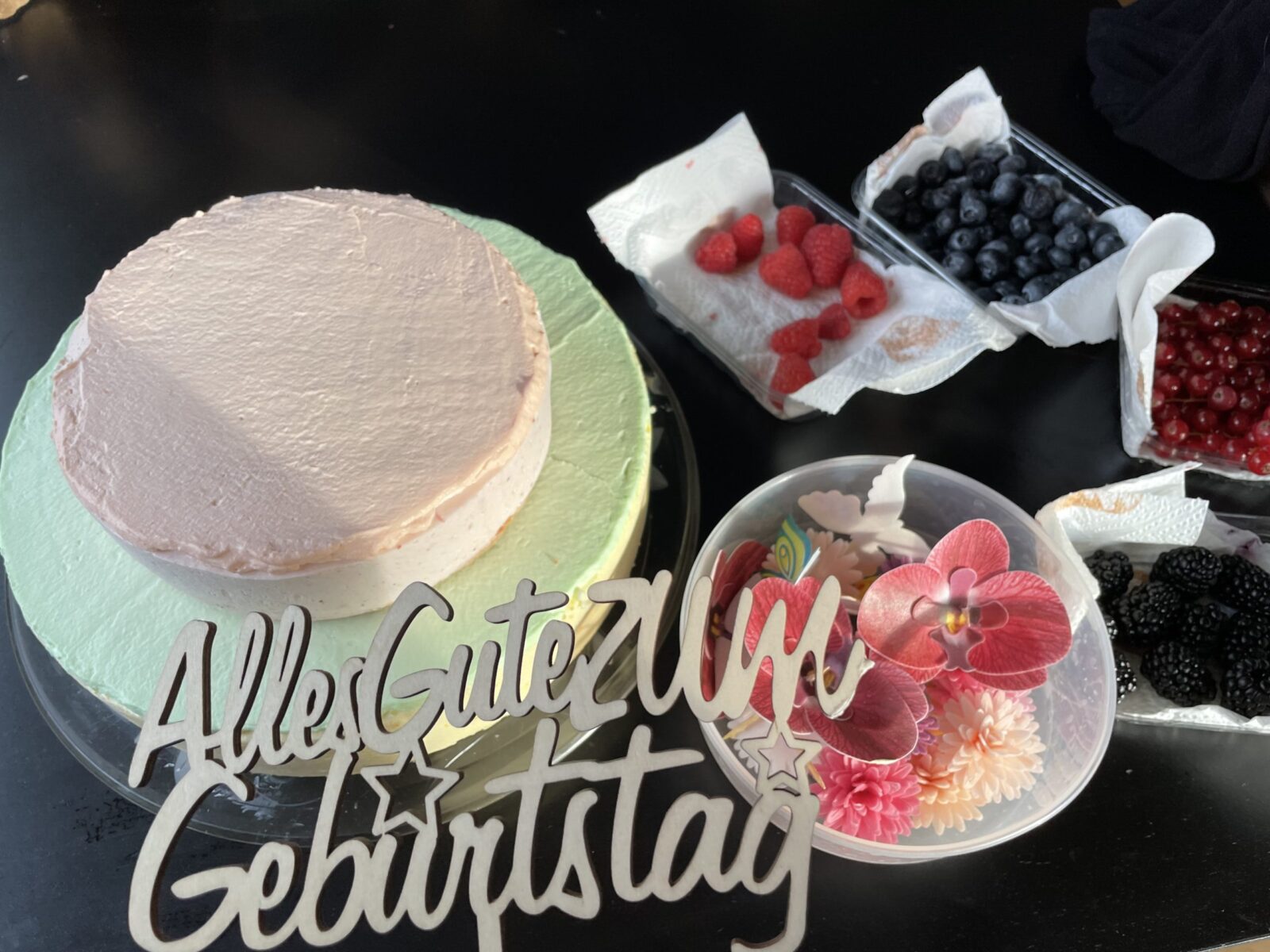 deko geburtstag essbar blüten schmetterlinge obst torte sahne