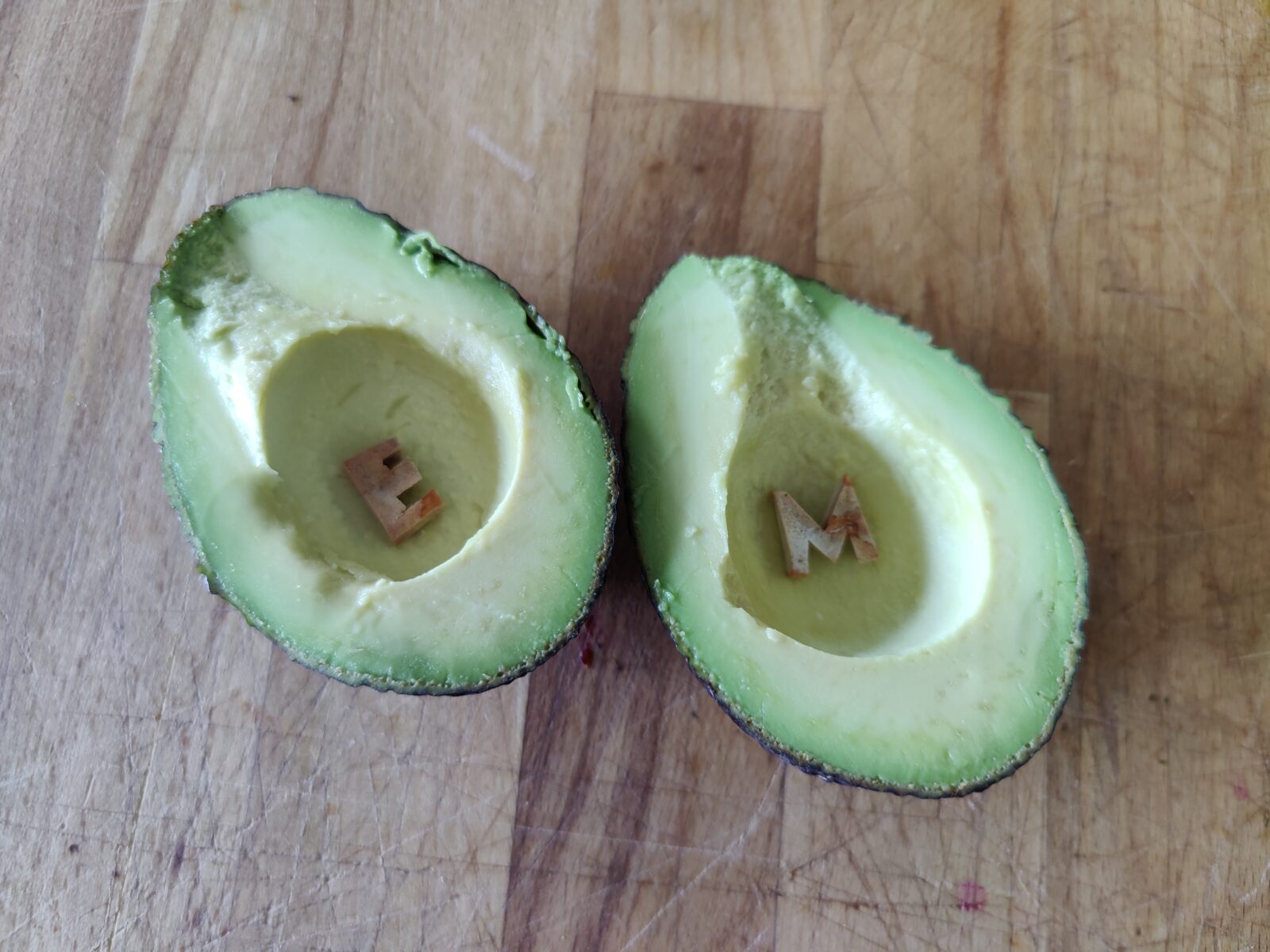 avocadokern buchstaben schnitzen selbermachen ideen